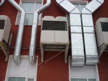 Вентиляционные и внешние блоки на фасаде здания г. Москва